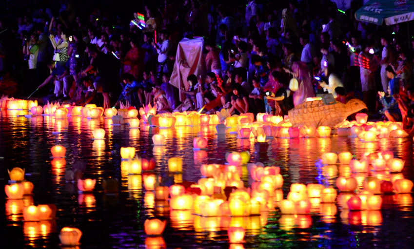 음악과 함께하는 등불축제…쯔장을 밝힌 만 개의 등불