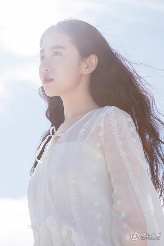 장신위안 차카 소금호수 화보 공개, 흰 스커트 ‘청순’
