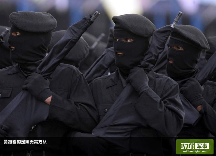 먼지떨이부터 요괴까지…각국의 괴이한 열병식 의상