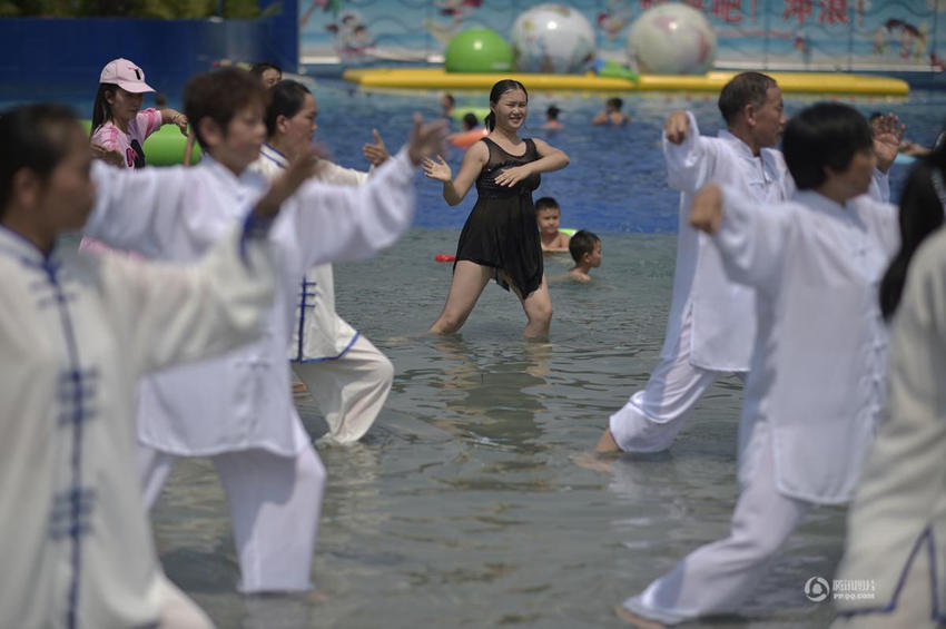 충칭 노인들, 수상 태극권 공연 펼쳐…건강 운동 촉구