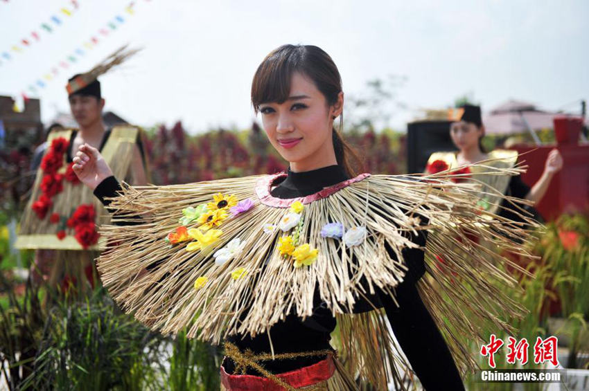 선양 쌀문화제에 등장한 ‘볏짚 미녀’, 시선집중