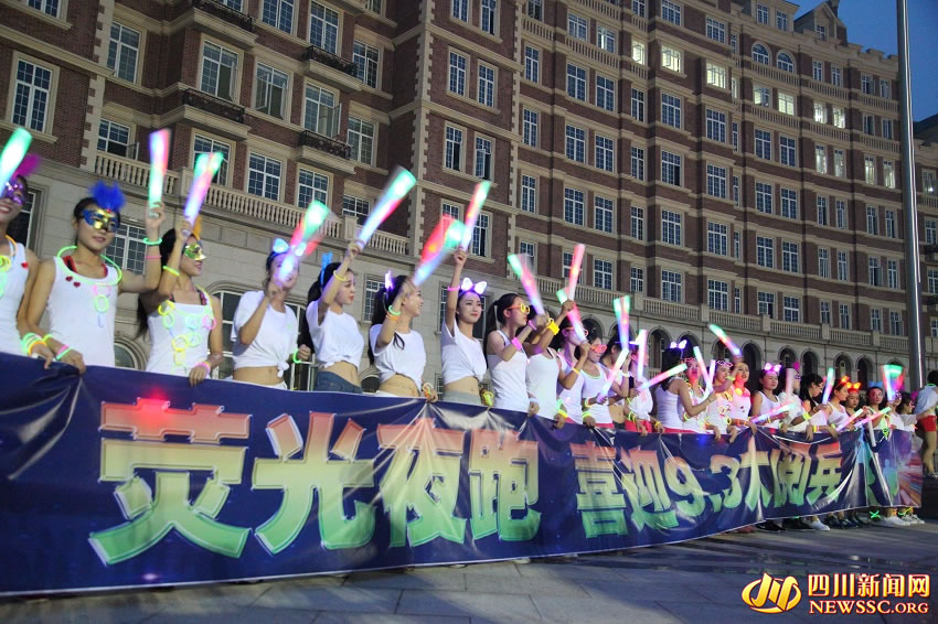 쓰촨 항공 대학 예비 승무원 열병식 기념 ‘라이트런’
