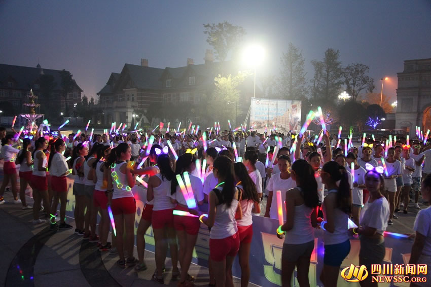 쓰촨 항공 대학 예비 승무원 열병식 기념 ‘라이트런’