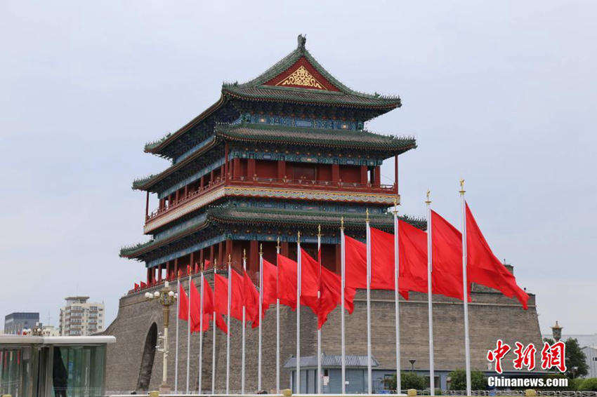 톈안먼 광장의 휘날리는 홍기 “열병식날 고대해”