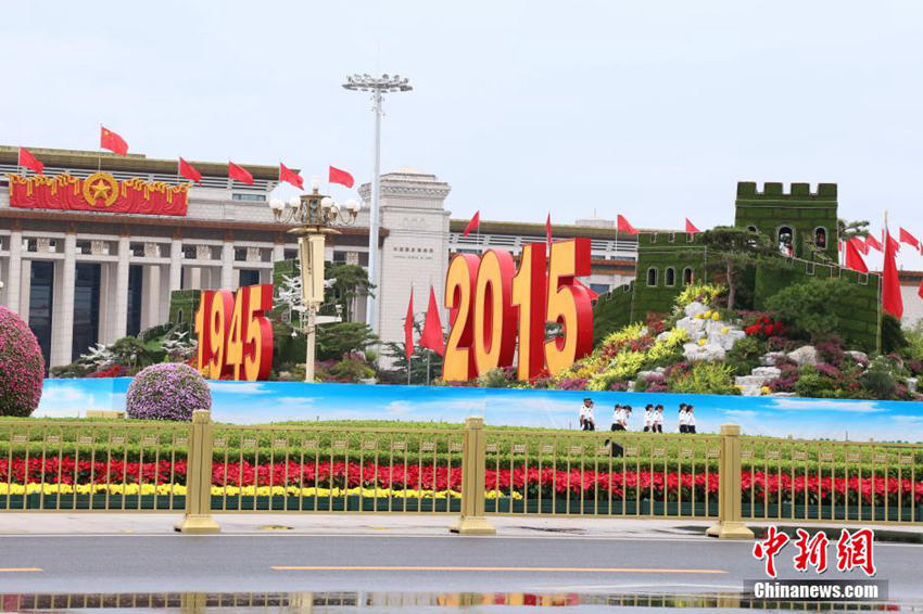 톈안먼 광장의 휘날리는 홍기 “열병식날 고대해”