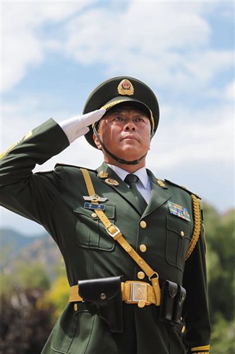 무장경찰부대 항전 영웅모범 사각대열 인솔대원이자 베이징총대 부사령원 쉬핑(徐平) 소장(少將)