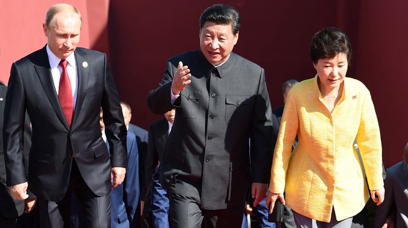 시진핑, 열병식 참석 귀빈들과 톈안먼 성루에 올라 