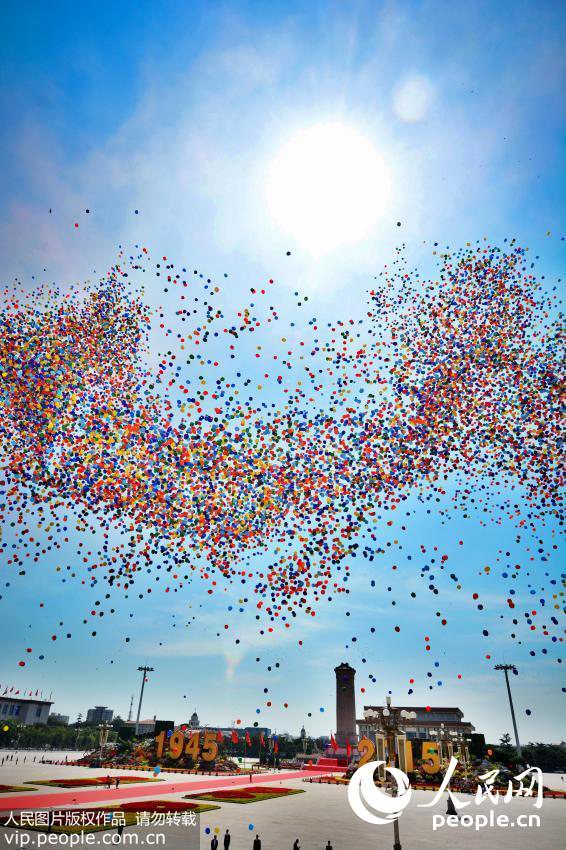 7만 마리의 비둘기와 7만 개의 풍선 하늘로 비상
