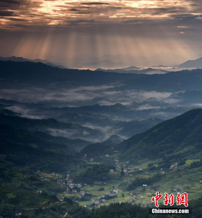 장시 쑤이촨 노을빛에 비친 산촌마을의 아름다운 풍경
