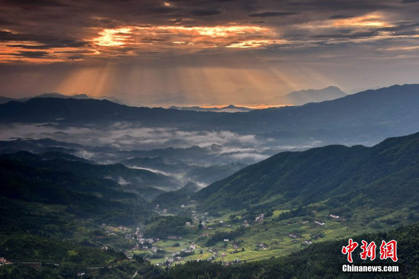 장시 쑤이촨 노을빛에 비친 산촌마을의 아름다운 풍경