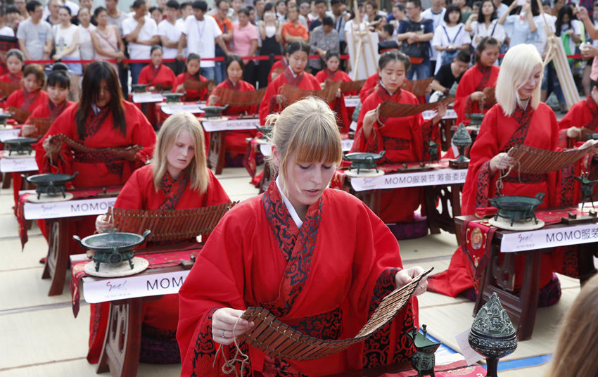 한나라 전통의상 입은 외국인들, 중국의 예절문화 체험