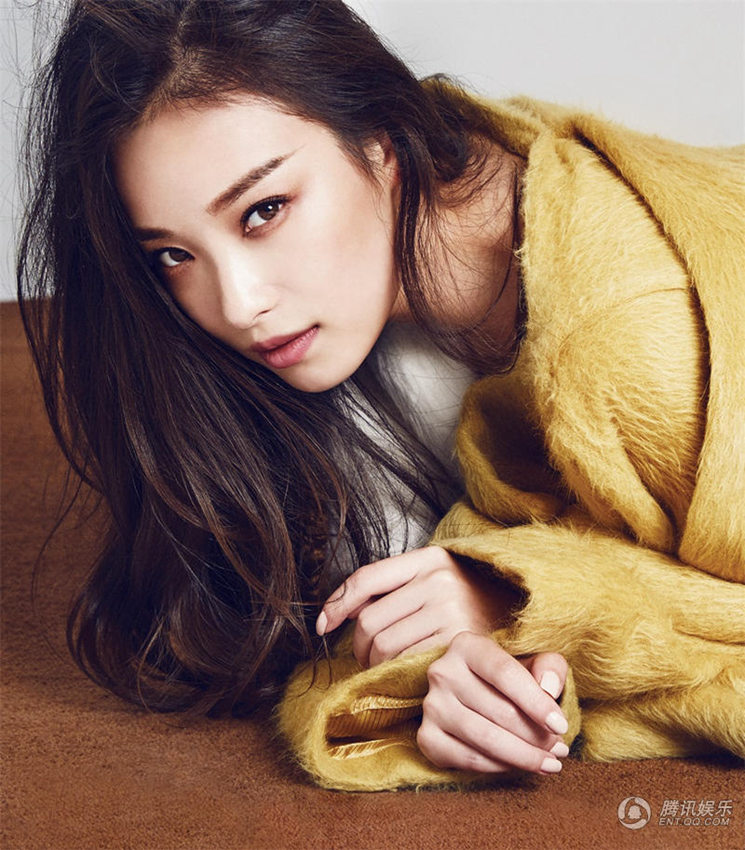 니니 가을 화보 공개…누운 포즈에서 여성미 물씬
