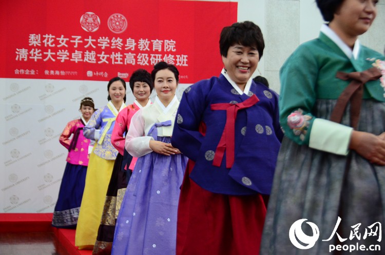 중국 칭화대 고급연수반 여성 리더들이 9월 16일 오후 이화여대 ECC극장에서 패션쇼 런웨이 체험을 했다.