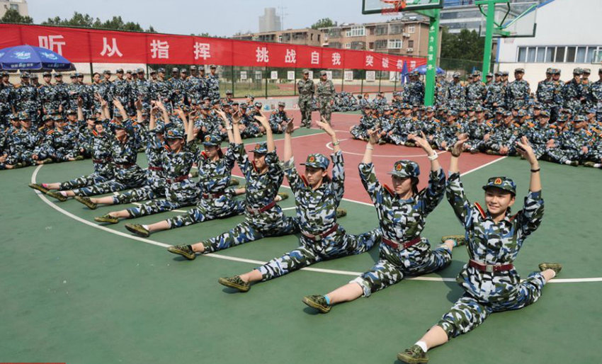 산둥 대학 군사훈련, 무용과 여학생 다리 찢기 선보여