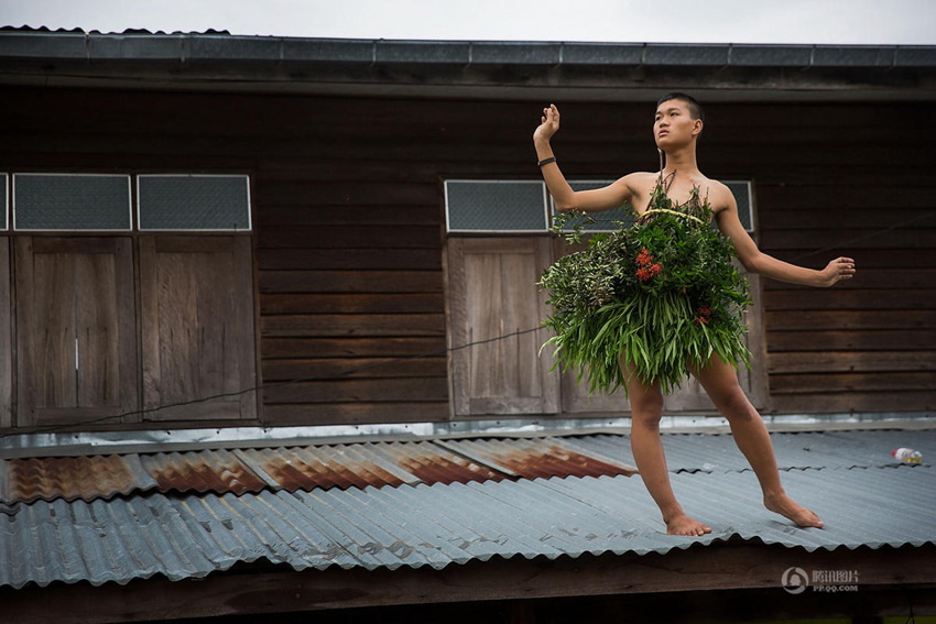 태국 소년, 나뭇잎으로 옷 만들어 패션니스타 자칭