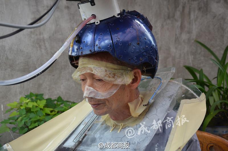쓰촨 남성, 16년간 연구 끝에 ‘자동 머리세척기’ 발명
