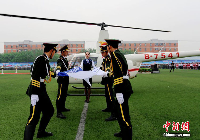 쓰촨성 한 대학의 호화로운 입학식, 헬리콥터까지 등장