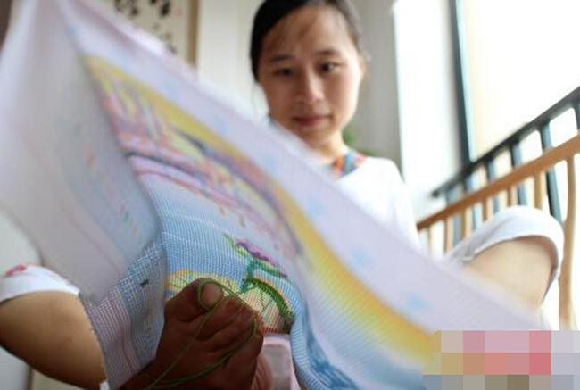 쓰촨 선천성 장애 가진 여성의 발로 놓는 십자수