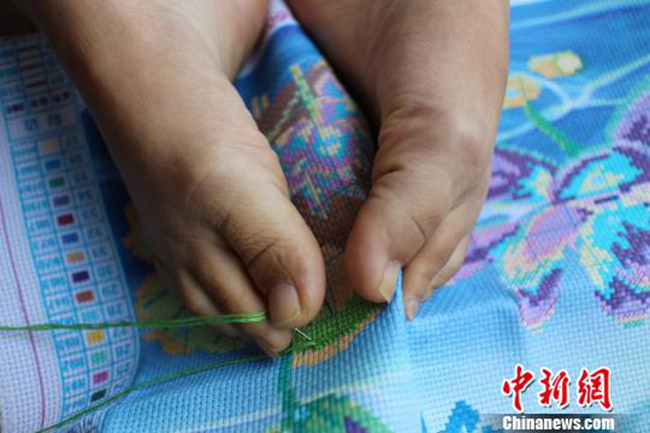 쓰촨 선천성 장애 가진 여성의 발로 놓는 십자수