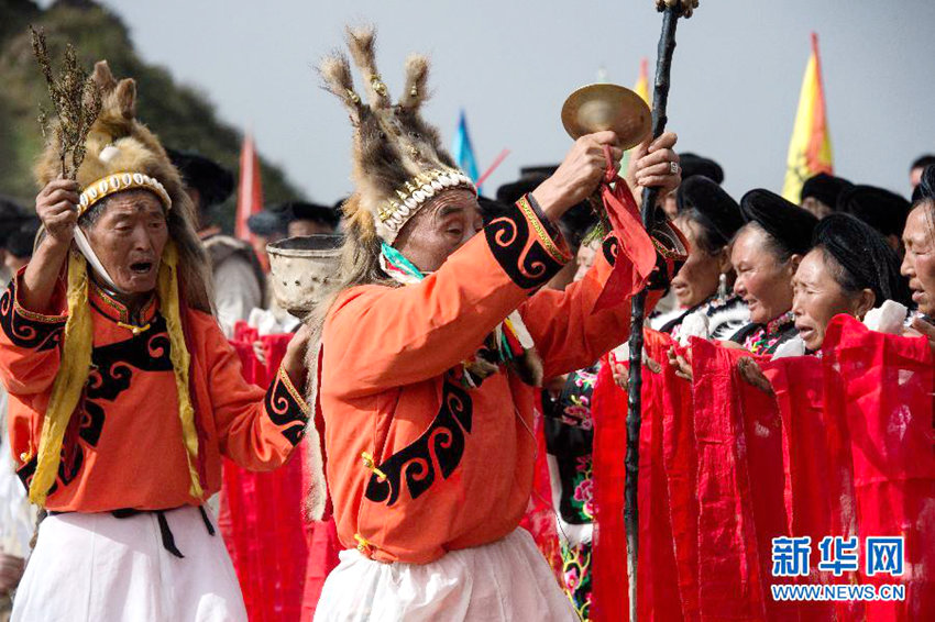 쓰촨 강족의 고대 전통풍습 ‘백석제’