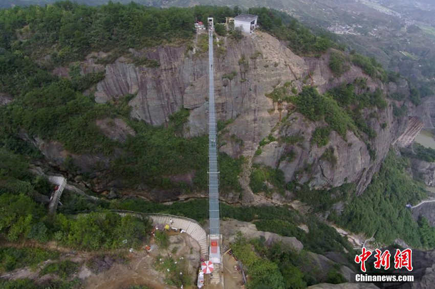 중국 첫 투명유리 현수교 개통, 높이 180m 달해