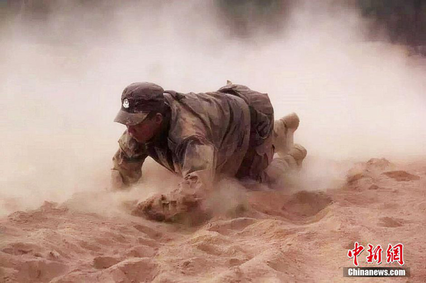 신장 카스의 민간경찰, 사막서 군사 훈련