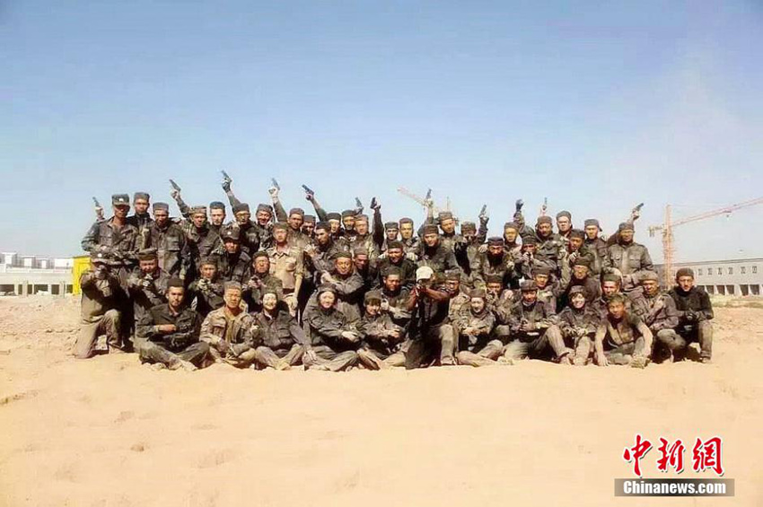 신장 카스의 민간경찰, 사막서 군사 훈련