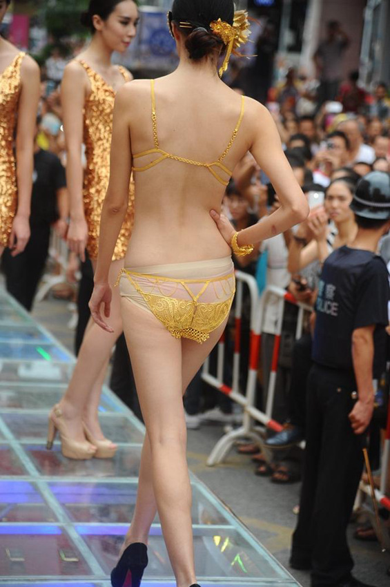 광시의 ‘골드바’ 무대에서 펼쳐진 황금 속옷 패션쇼