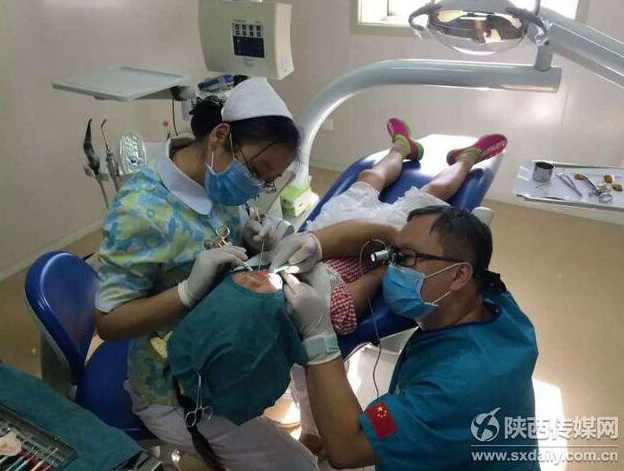시안 의사 무릎 꿇고 40분간 수술, 네티즌 찬사 이어져