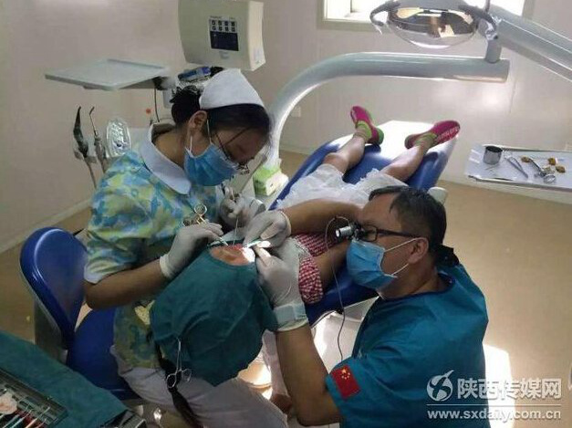 시안 의사 무릎 꿇고 40분간 수술, 네티즌 찬사 이어져