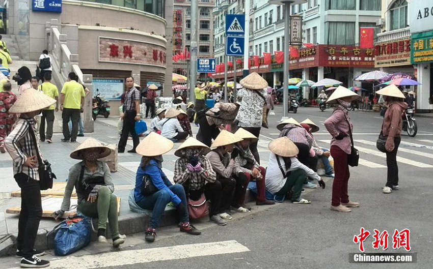 베트남 女상인, 보따리 짊어지고 변경에서 길거리 장사