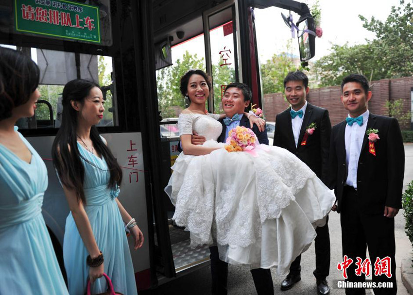 20대 신랑신부 저탄소 결혼식, 웨딩카로 변신한 버스