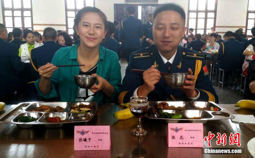우한 군대 맞선행사 개최, 200명의 아리따운 여성 운집