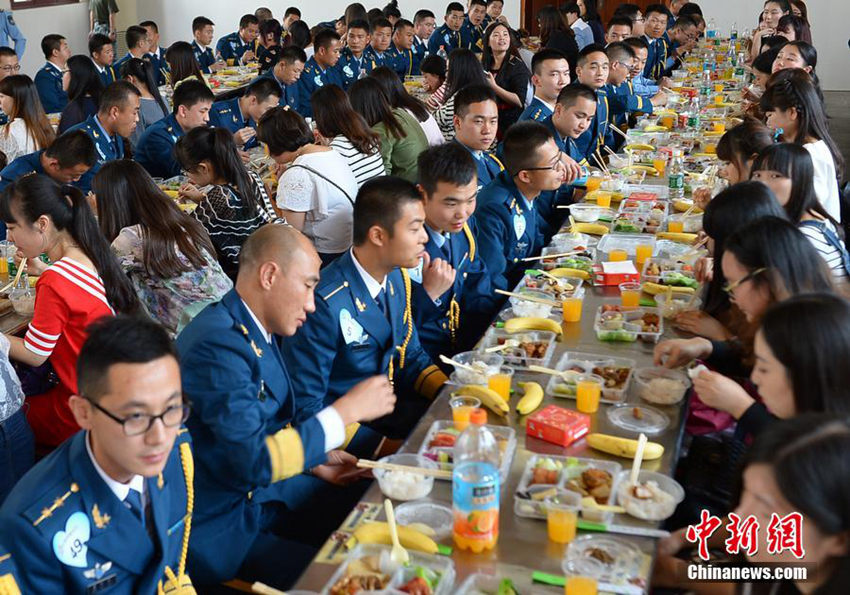 우한 군대 맞선행사 개최, 200명의 아리따운 여성 운집