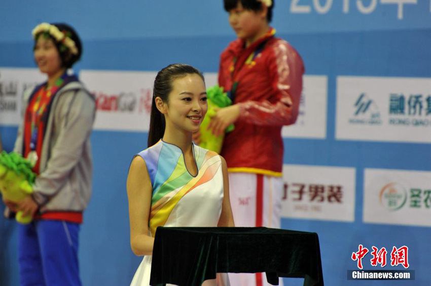 중국 청년체육대회 미녀 시상자 도우미 ‘화제’