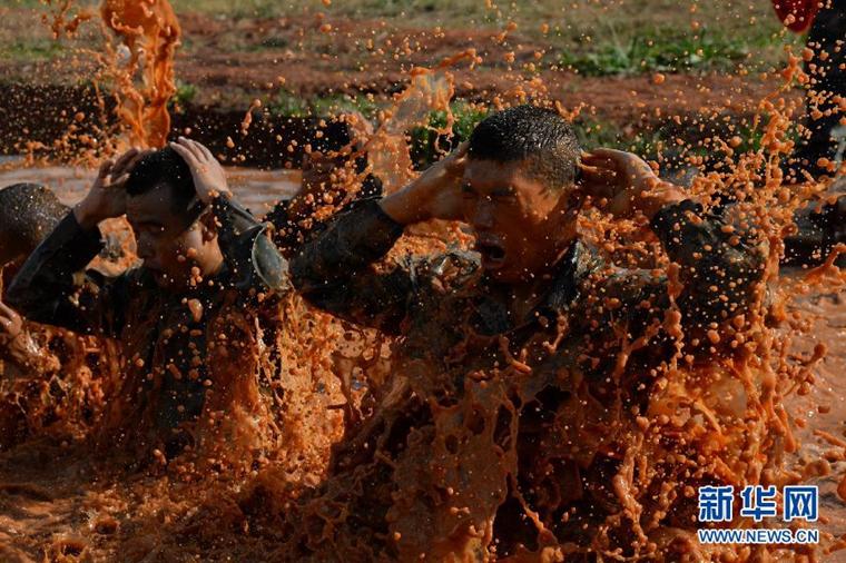 중국-인도 육군 훈련, 진흙탕에서 구르고 불장애물 넘고