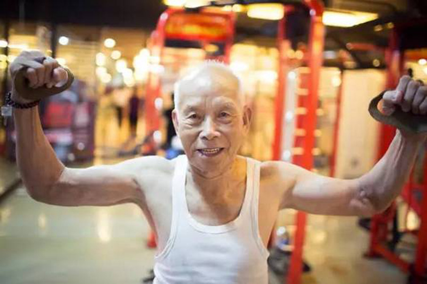 광저우 93세 ‘몸짱 할배’ 화제, 70세부터 헬스 시작