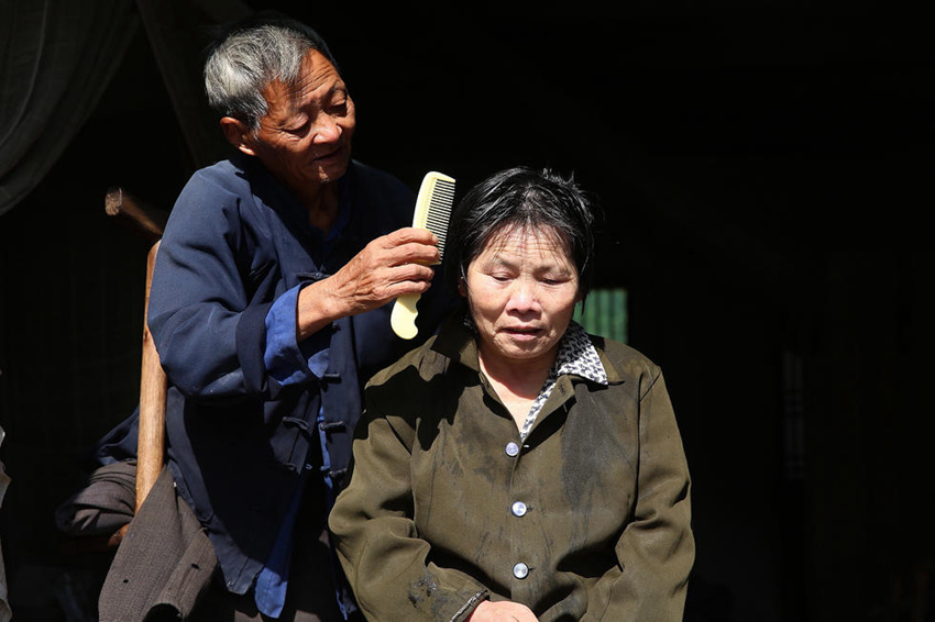 저장 외다리 72세 노인, 병든 아내 돌보며 서로 의지