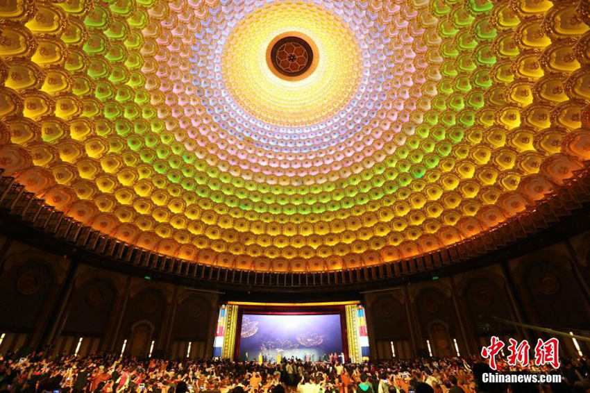 세계불교포럼 개최, 다채로운 빛깔의 돔형 지붕 장관