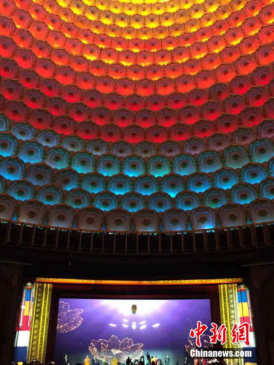 세계불교포럼 개최, 다채로운 빛깔의 돔형 지붕 장관