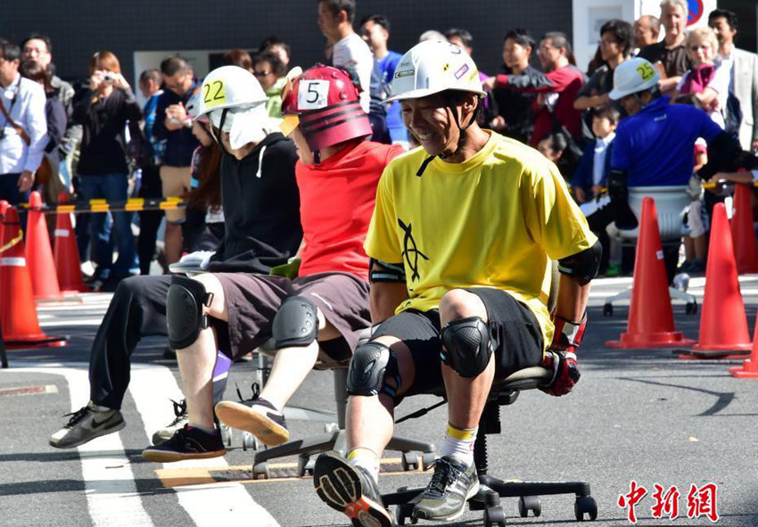 “의자 타고 달려보자” 日서 이색 달리기 경기 열려