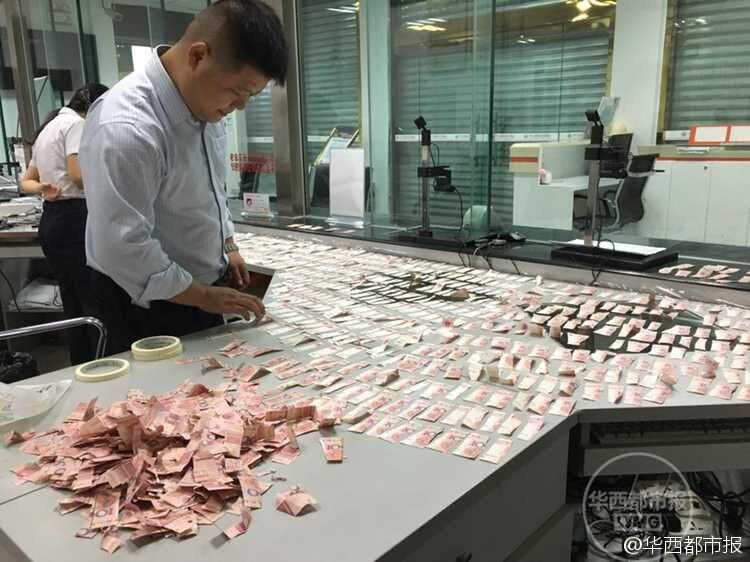 정신발작 노인이 동강낸 4만元, 은행직원 밤새워 복원