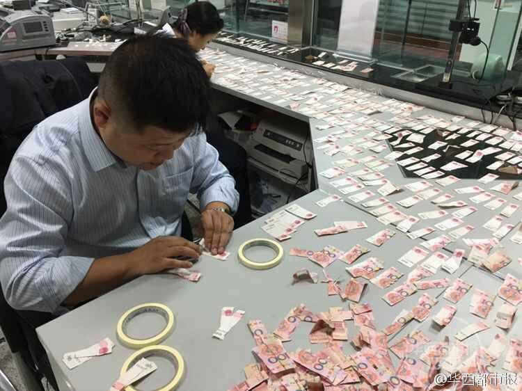정신발작 노인이 동강낸 4만元, 은행직원 밤새워 복원