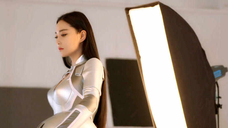 장신위의 첫 도전, 섹시한 SF 여전사로 변신