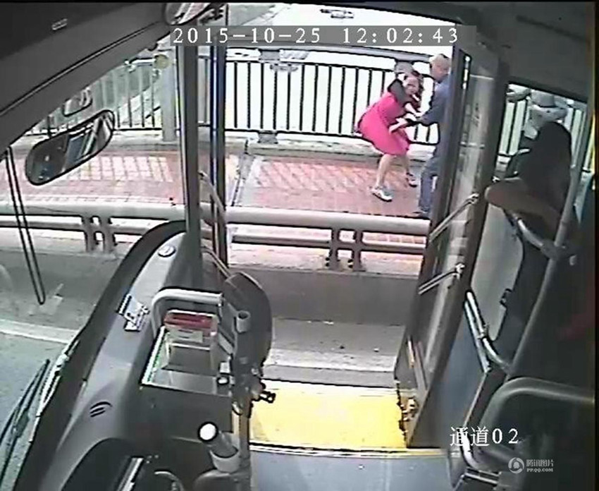 난징 버스기사, 다리에서 뛰어 내리려는 여성 구해