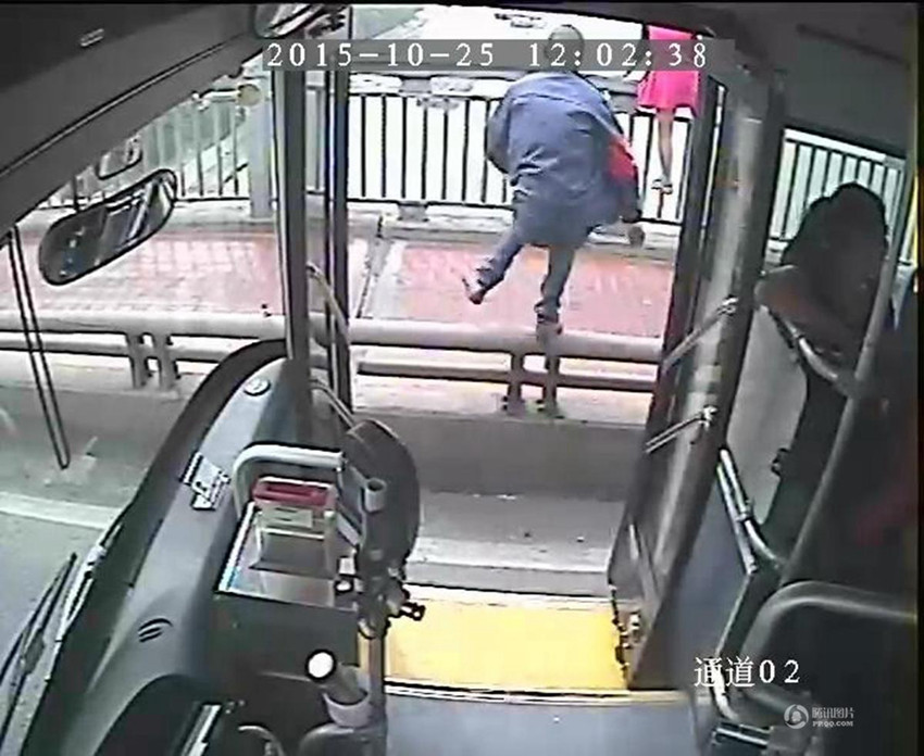 난징 버스기사, 다리에서 뛰어 내리려는 여성 구해