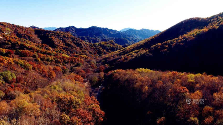 베이징 외곽의 아름다운 가을 풍경, 울긋불긋 물든 산