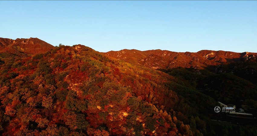 베이징 외곽의 아름다운 가을 풍경, 울긋불긋 물든 산