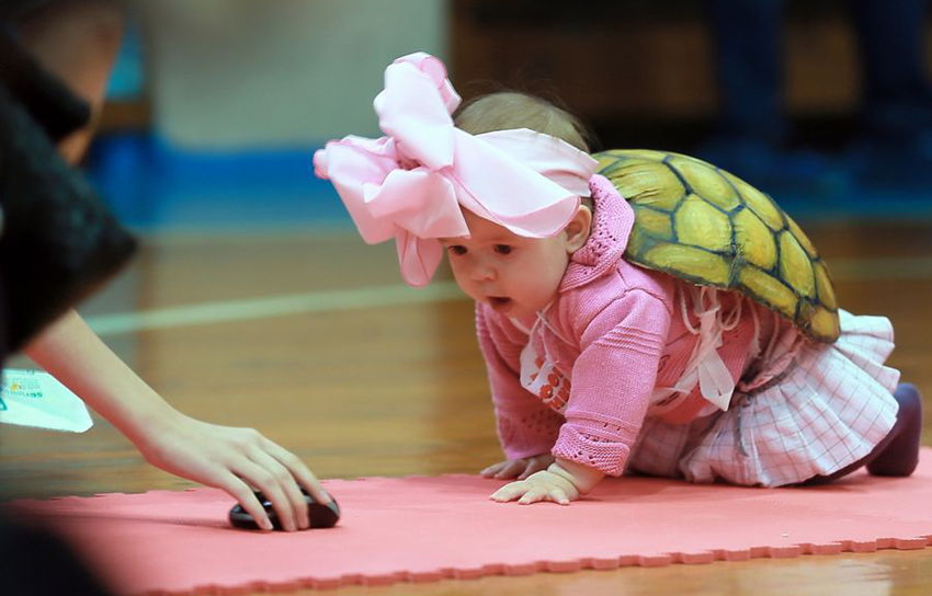 러시아 갓난아기 기어가기 대회 개최, ‘귀여움 폭발’