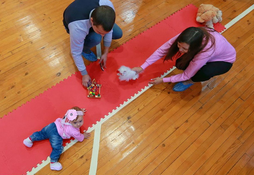 러시아 갓난아기 기어가기 대회 개최, ‘귀여움 폭발’